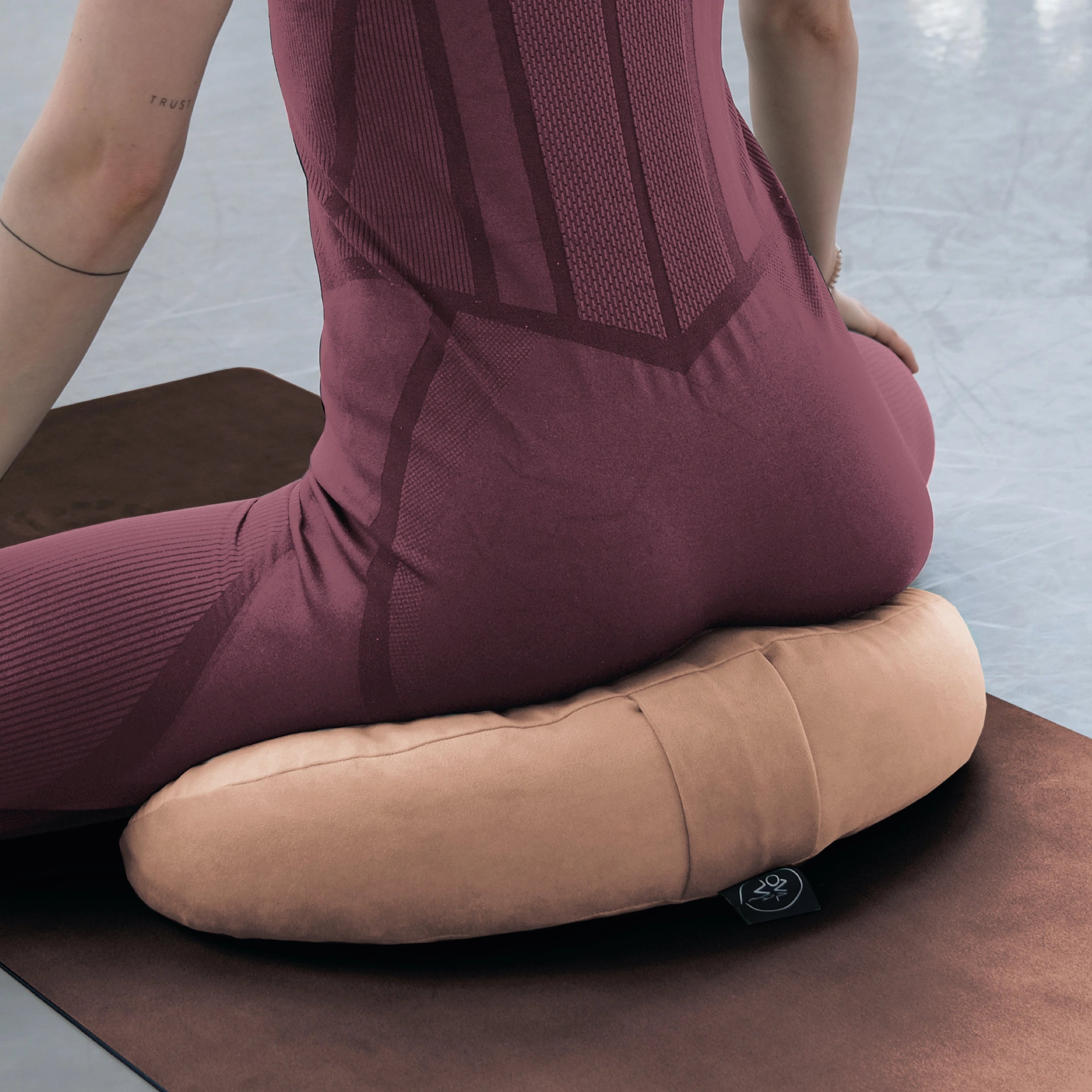 Design Yoga Halbmond Kissen - Velvet Almond