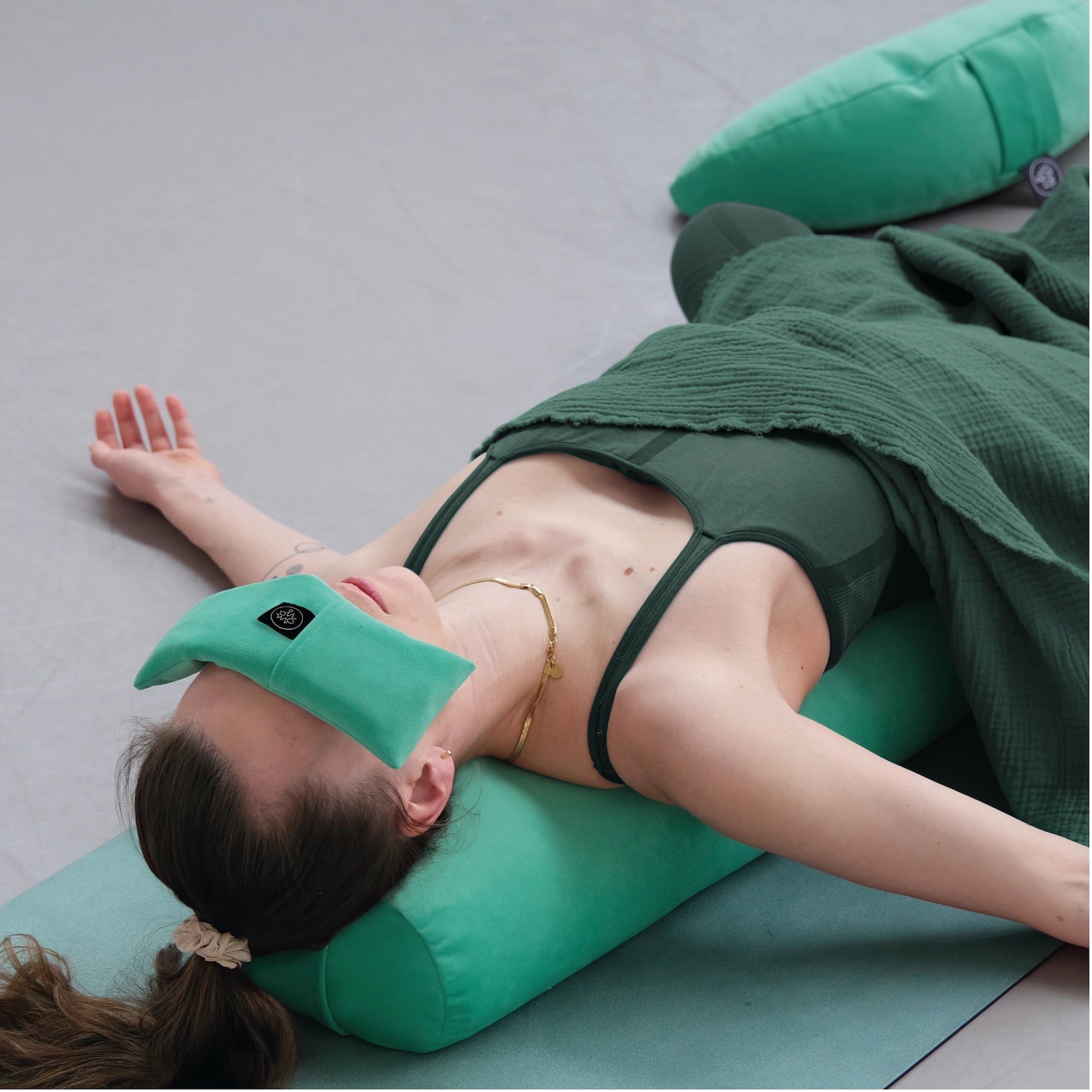 Design Yoga Halbmond Kissen - Velvet Mint