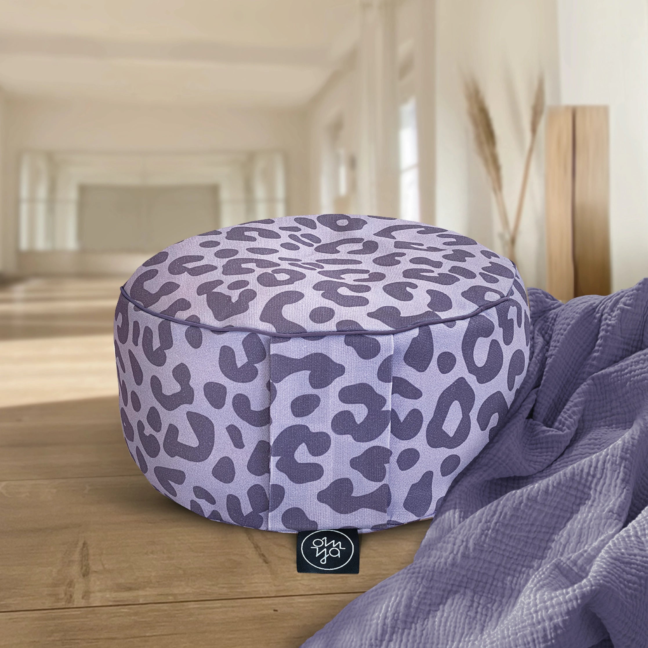 Design yoga pillow - Lavender Leo 